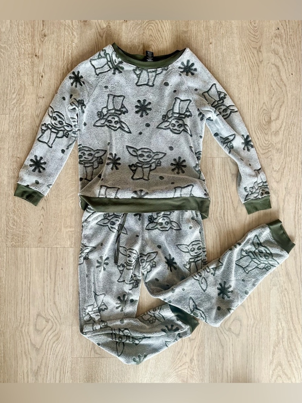 Star Wars Baby Yoda Grogu "The Child" Women’s Fleece 2 Piece Pajama Set - Small